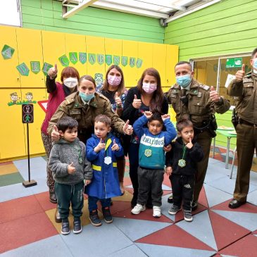 Escuela Brístol saludando a Carabineros de Chile en su 95° aniversario